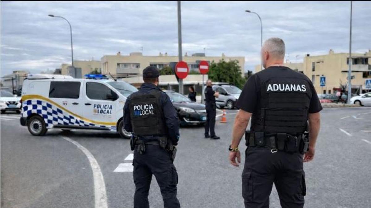 Policía Local y agentes de Aduanas en un control.