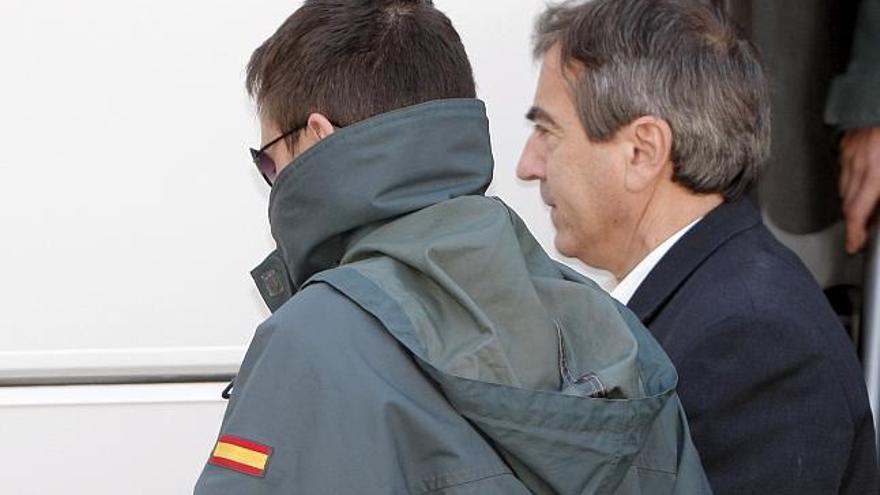 El ex jefe de la Policía Local de Coslada Ginés Jiménez llega a los juzgados de la plaza de Castilla para declarar ante el titular del Juzgado de Instrucción número 21 de Madrid en relación con la supuesta trama de corrupción policial destapada el pasado mes de mayo tras la denominada operación &quot;Bloque&quot;.