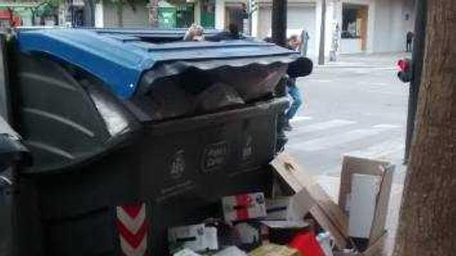 Valencia | La basura se acumula sin recoger en los contenedores