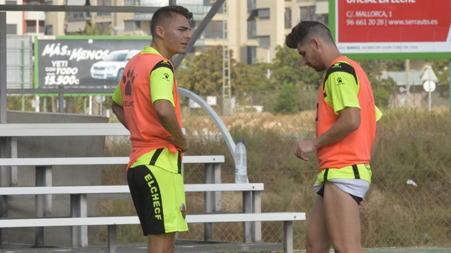 Liberto, junto a Javi Flores, durante el entrenamiento de ayer