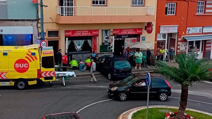 Así quedó el coche que se empotró contra un bar y atropello a una mujer