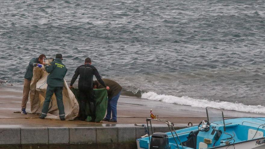 Un resbalón en el pantalán, causa probable de la muerte de un marinero en A Illa