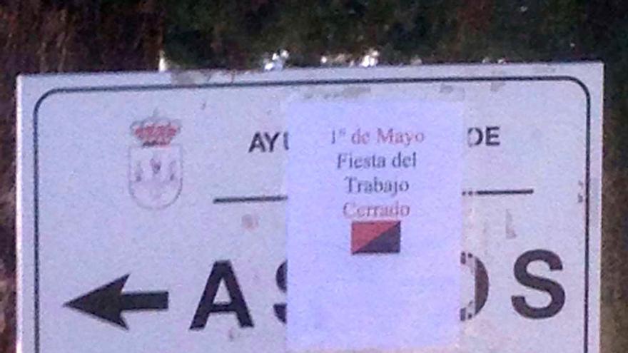 Cartel anunciando el cierre esta mañana en el cementerio de Benavente.