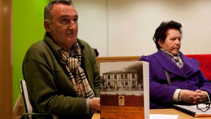 Manuel Fernández, con el libro que realizó sobre la represión en Laviana.