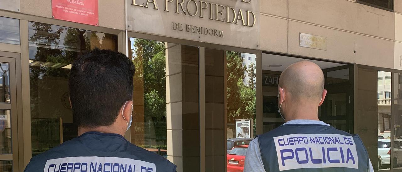 Policas frente al registro de la propiedad