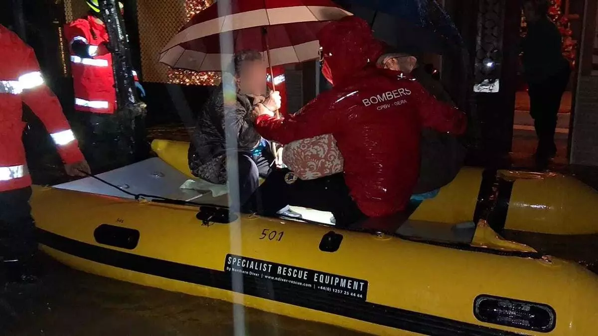 Los bomberos rescatan a varios ancianos en una barca en Carcaixent (Valencia)