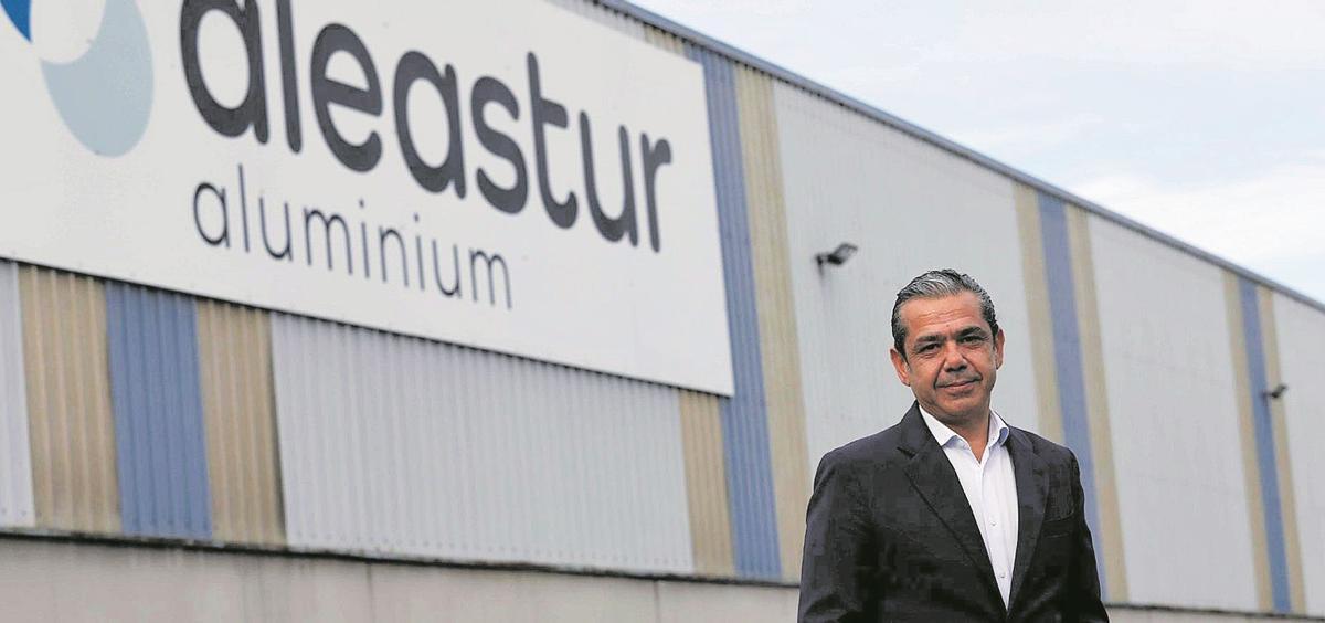 Sergio Martínez, CEO de Aleastur, ante su factoría de Gozón (Asturias).