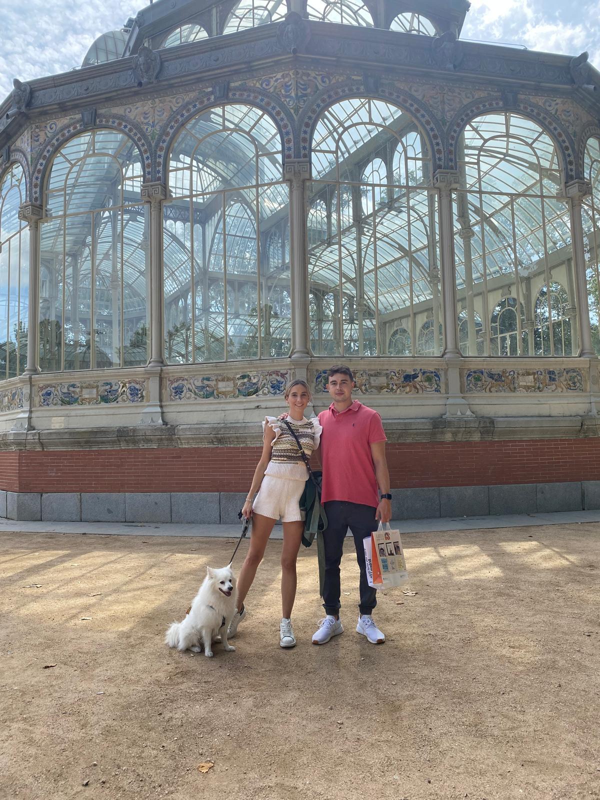 Antonio Martínez-Gandía, con su novia Isabel Peña y su perro, Castle, en el parque de El Retiro