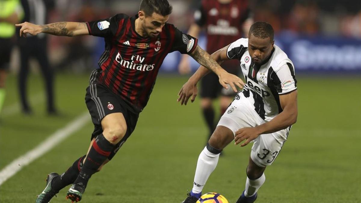 Suso y Evra, luchando en uno de los partidos que Milan y Juventus han disputado esta temporada