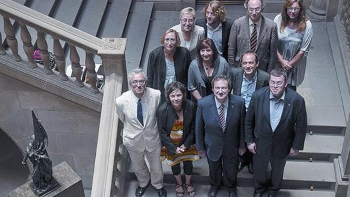 Los 11 concejales del PSC, ayer, en el Ayuntamiento de Barcelona.