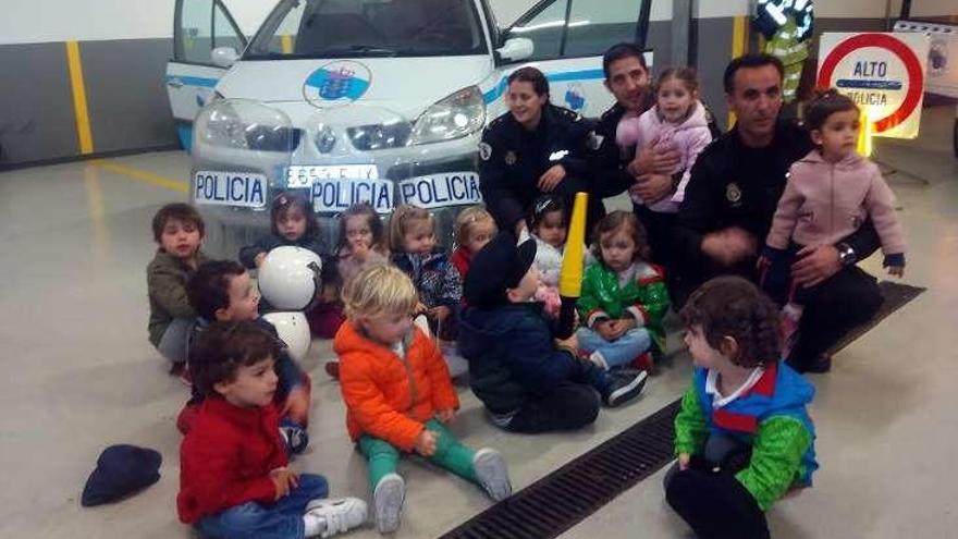 Los pequeños, con agentes de la Policía Autonómica.