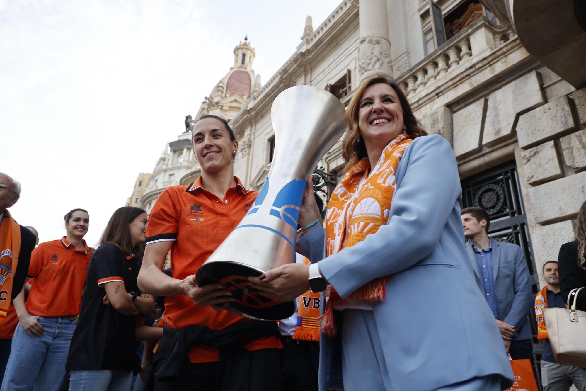 El Valencia Basket celebra en casa su triplete histórico