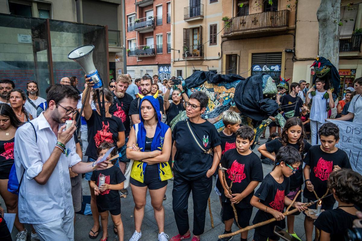 Un funeral por la cultura popular sustituye la masiva cercavila de las fiestas de Gràcia 2024