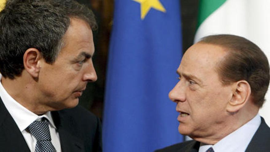 El presidente del Gobierno, José Luis Rodríguez Zapatero (izda), conversa con el primer ministro de Italia, Silvio Berlusconi, con quien se reunió hoy en el Palacio Chigi, en Roma, tras ser recibido en audiencia por el Papa Benedicto XVI en el Vaticano.