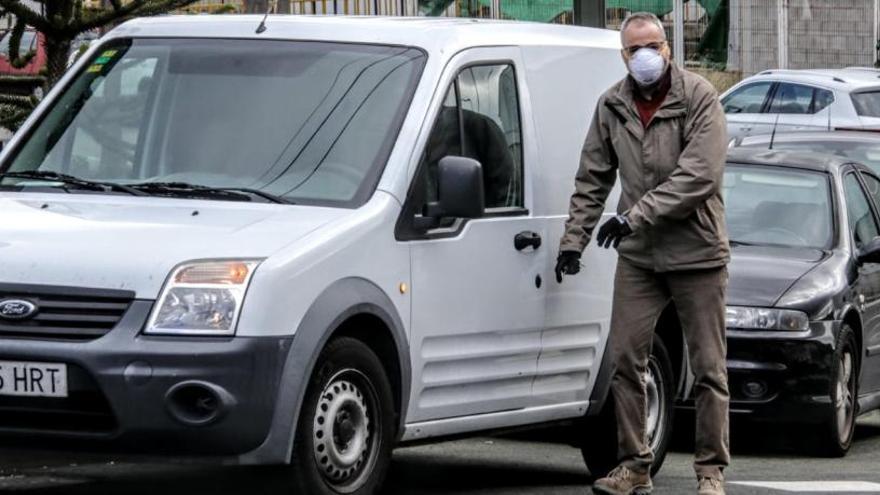 Un trabajador del polígono Cotes Baixes de Alcoy con mascarilla