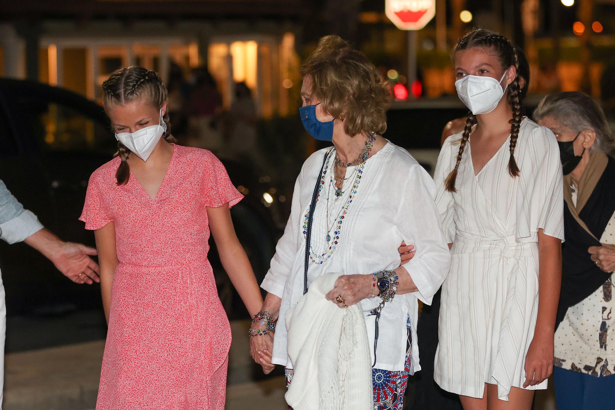 La reina Sofía reaparece en Palma de la mano de sus nietas en una cena de la Familia Real