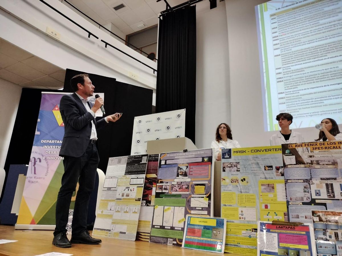 Antonio Marcos Naz, durante la exposición de uno de sus proyectos, junto a sus alumnos.
