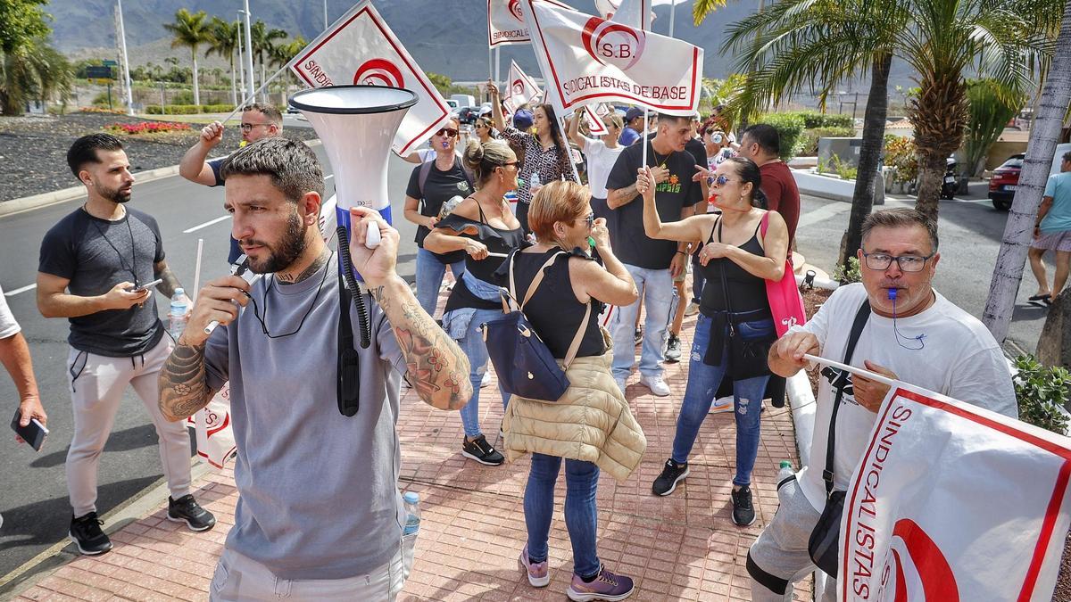 Uno de los piquetes que se formaron en los hoteles durante la jornada de huelga del pasado Jueves Santo.