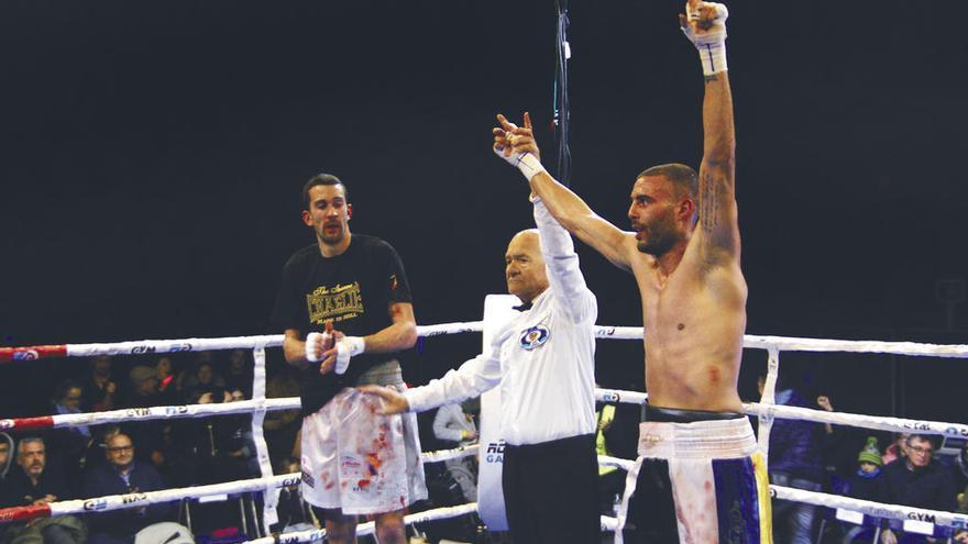 El árbitro del combate levanta la mano de Adrián Miraz como ganador de la pelea.