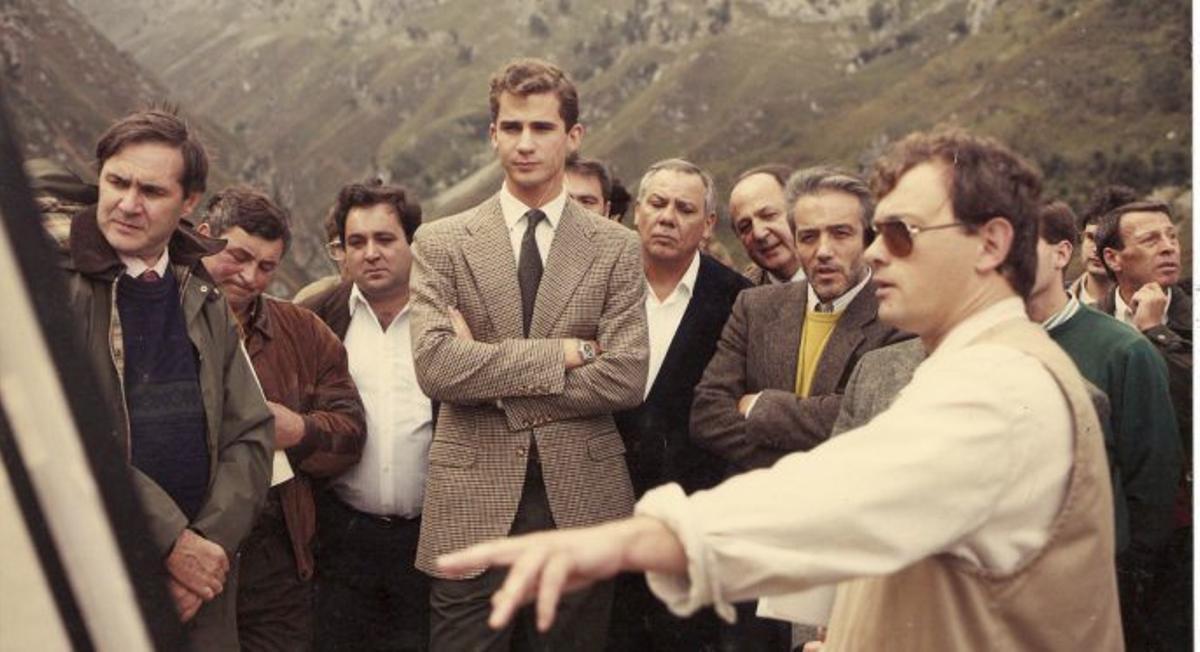 Roberto Hartasánchez, con la burra «Flor», en la sede de FAPAS en Tuñón (Santo Adriano). | Luisma Murias