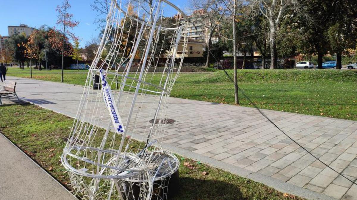 Peces de llum trencades al parc Central | TAPI CARRERAS