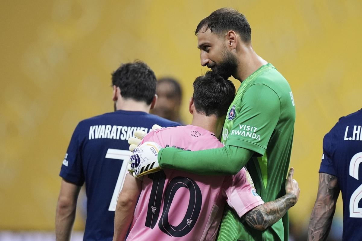 Gianluigi Donnarumma abraza a Messi después de la eliminación de Inter Miami a manos del PSG.