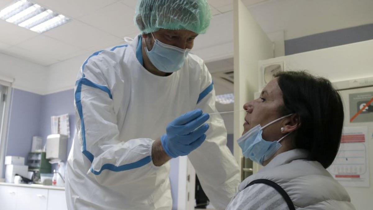 Un infermer fa una PCR a una pacient | JORDI PUJOLAR/ACN