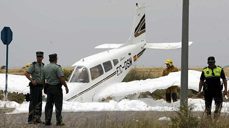 Estado en el que quedó la avioneta tras estrellarse contra la valla del aeródromo.