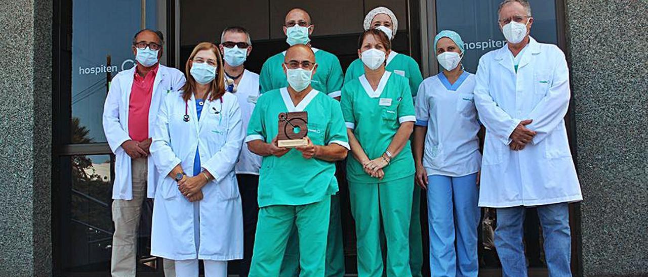 Personal de Hospiten con el premio. |