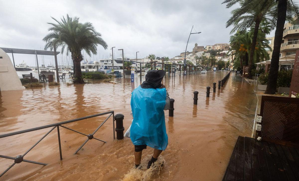 Un hombre camina por la acera de la avenida de Santa Eulària.