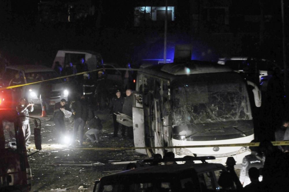 Las fotos del bus tras la explosión en El Cairo.