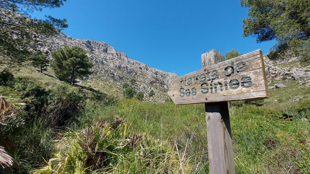 Auf dem Talboden angelangt weist dieses Schild auf eine talaiotische Ruine hin.