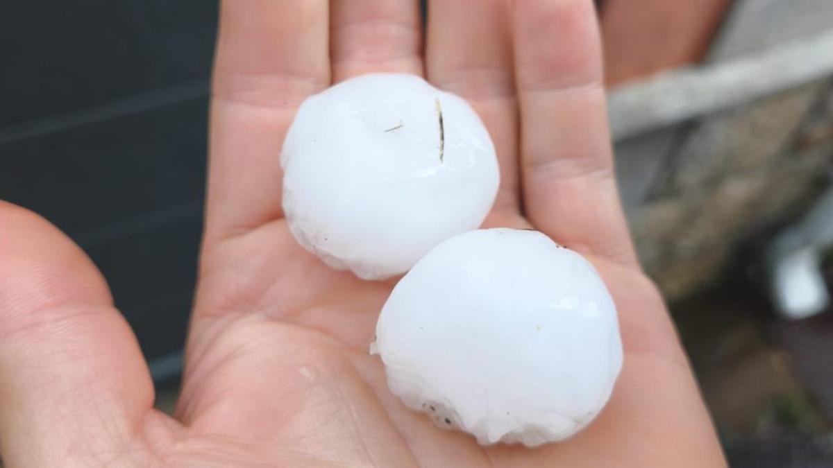 Dos bolas de granizo en Forcarei.  | CEDIDA
