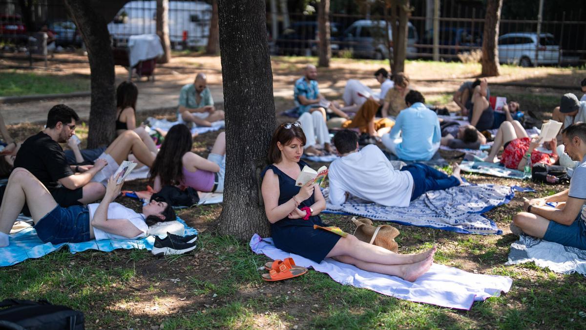 BARCELONA 27/07/2025 Barcelona. Integrantes de un club de lectura en silencio durante su encuentro dominical en el parque de la Estació del Nord, donde comparten una hora de lectura conjunta al aire libre. FOTO de ZOWY VOETEN