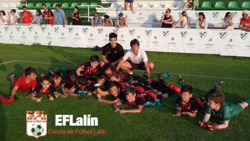 El benjamín A de la EF Lalín posa con el trofeo ganado en Coruxo.