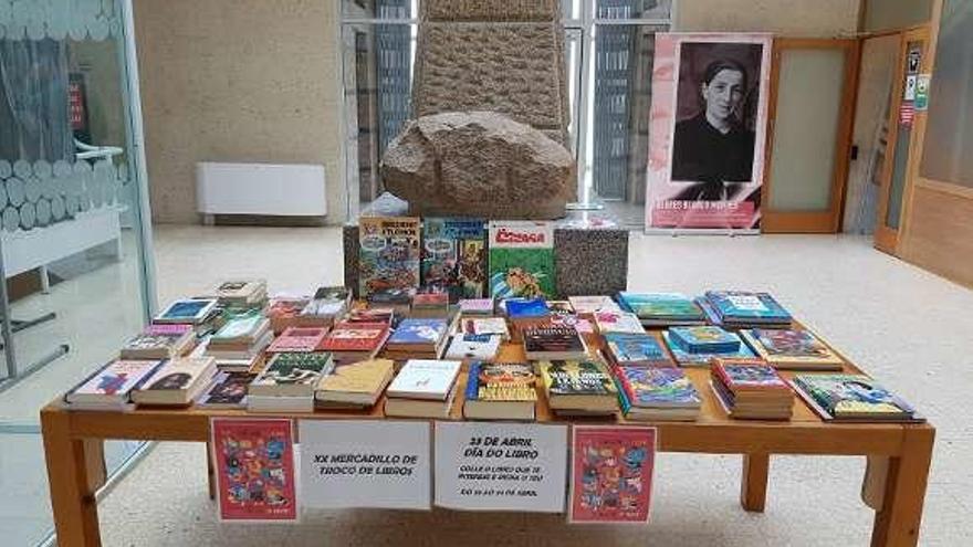 Mercadillo de cambio de libros usados en la biblioteca. // G.N.