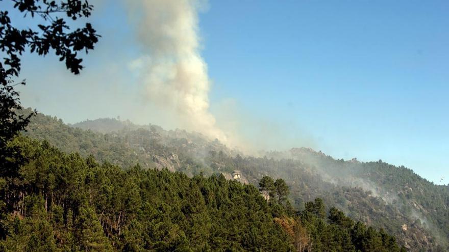 Extinción de uno de los incendios que afectaron al parque natural del Xurés, en Lobios.