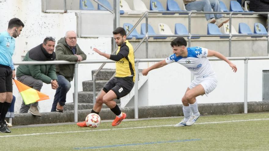 Gavieiro, en una acción del partido disputado ayer en el campo de Hospitalillo. | Bernabé