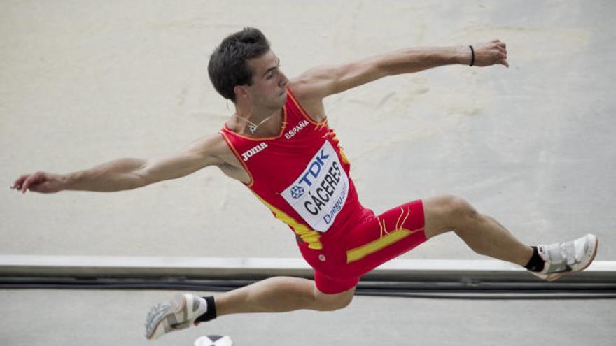 Eusebio Cáceres, en la ronda clasificatoria de la prueba de salto de longitud.