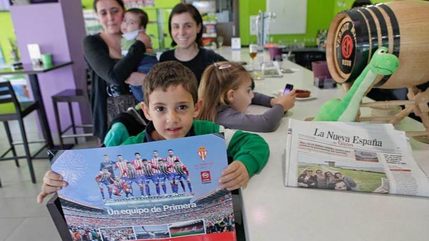 Izan Álvarez, pequeño sportinguista gijonés, muestra su lámina.