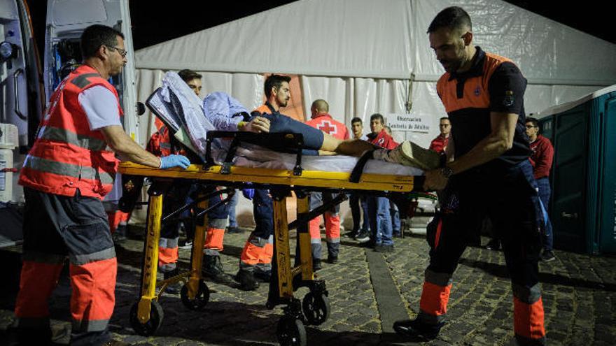 Una persona es atendida en el Hospital del Carnaval.