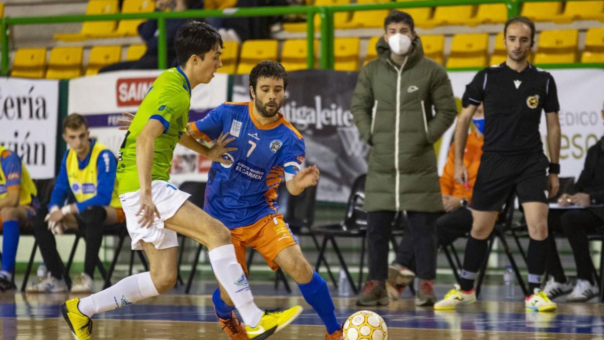 Allariz conduce el balón durante un choque anterior en el Paco Paz. |  // IÑAKI OSORIO