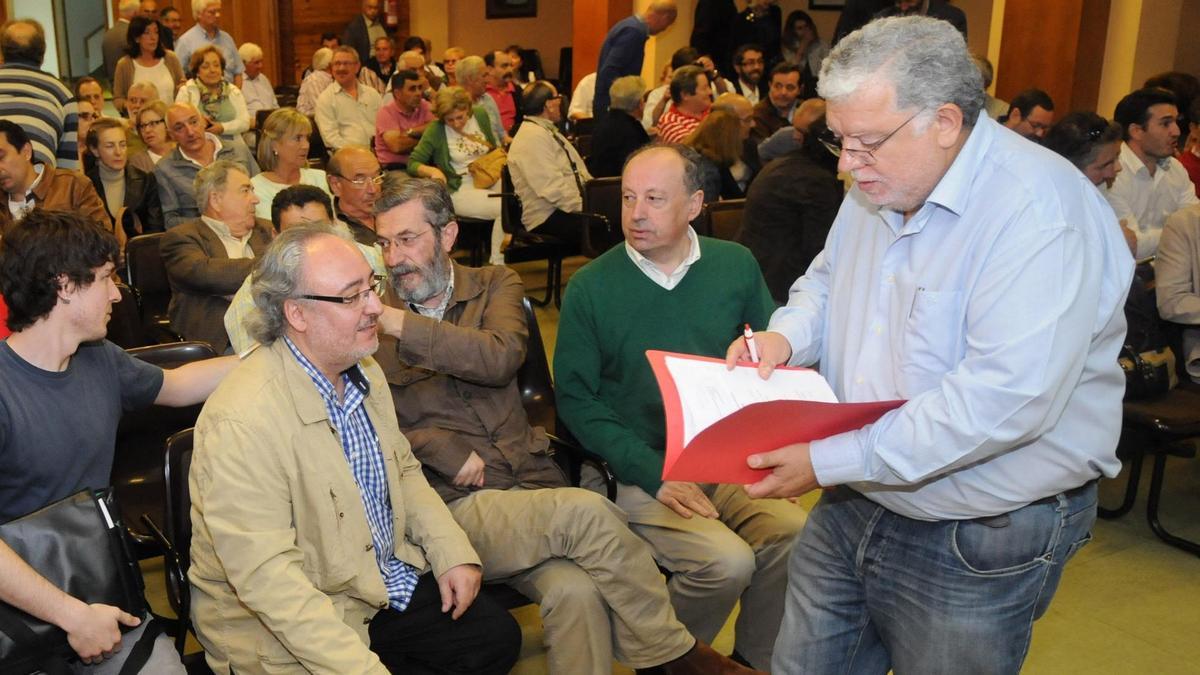 José Antonio García Lores, &quot;Cáceres&quot; (derecha) en una asamblea del PSOE pontevedrés.