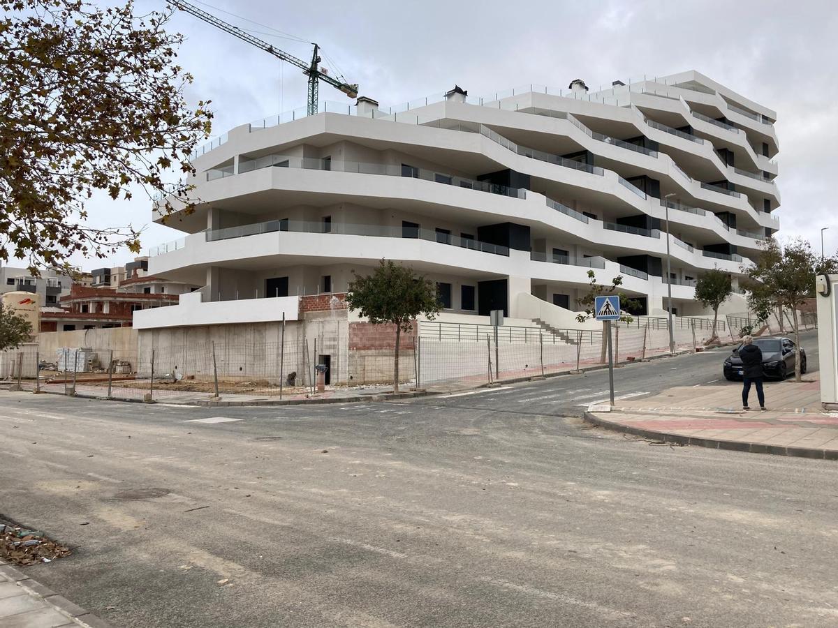 Edificio de siete alturas que figura como una de las peticiones de redistribución de la edificabilidad en la modificación del plan todavía no aprobada