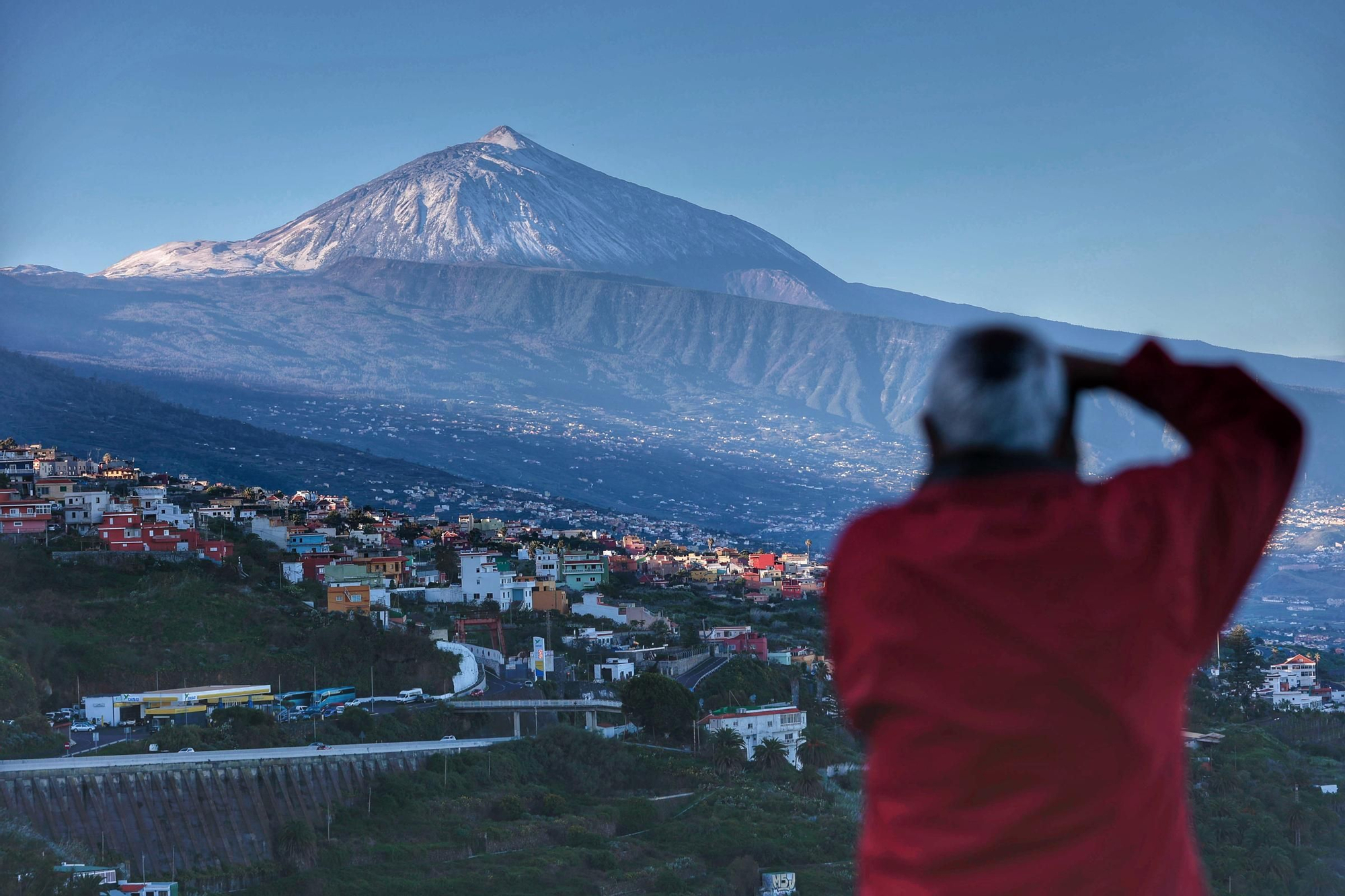 El Teide 'regala' a los tinerfeños un manto nevado por Navidad