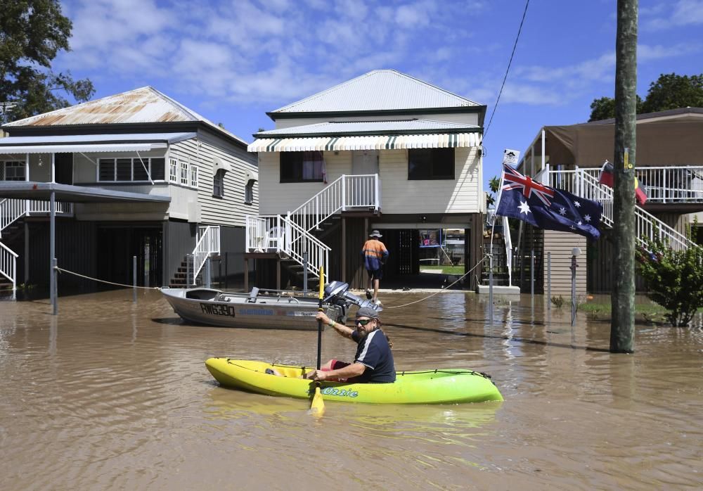 Al menos 4.000 personas fueron evacuadas hoy por inundaciones en dos poblaciones de la Isla Norte de Nueva Zelanda ante el envite del ciclón Debbie, que a su paso por Australia causó cinco muertos.