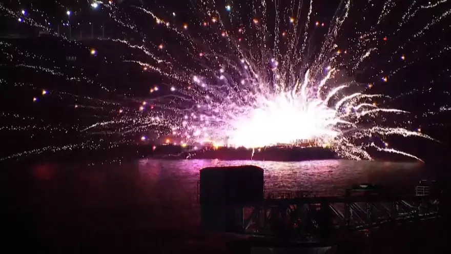 Un espectáculo de fuegos artificiales en Japón termina mal: dos barcos incendiados y cinco trabajadores afectados