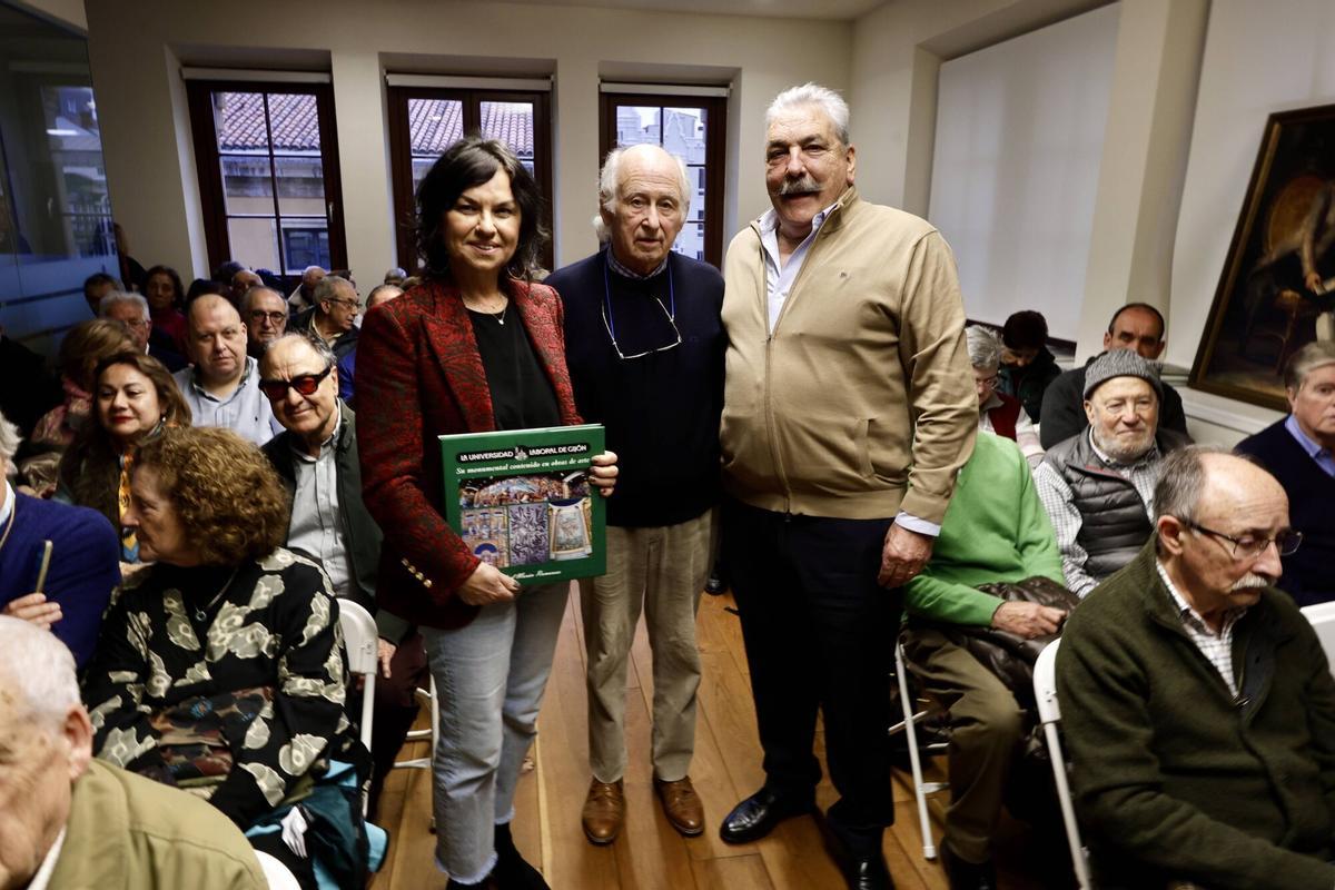 Por la izquierda, Montserrat López Moro, Rafael Morán Rumoroso y Manuel Nevares, en la presentación del libro en el Antiguo Instituto.