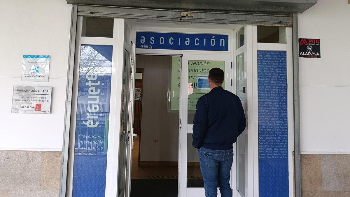 Jacobo, de 36 años, a la entrada de la Asociación Érguete, en Vigo.