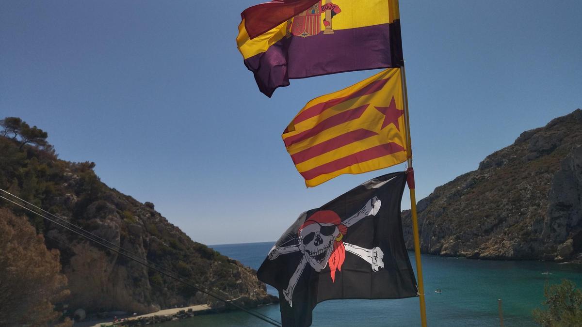 República y un guiño de humor: este año también se ha izado la bandera pirata.